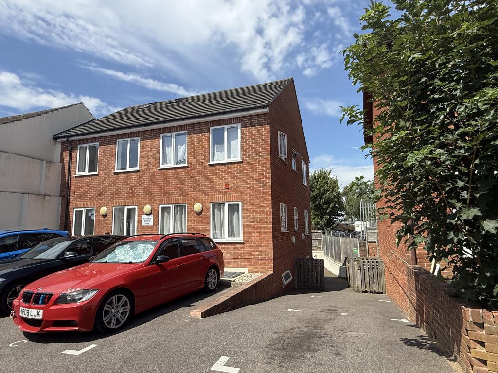Lot: 60 - SUBSTANTIAL FREEHOLD RESIDENTIAL INVESTMENT COMPRISING NINE FLATS - Side view of Nine Flats for Investment